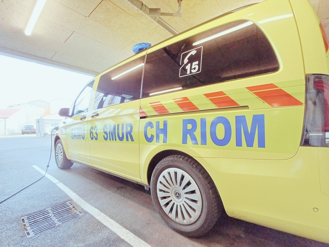 Vehicule et equipe du SMUR