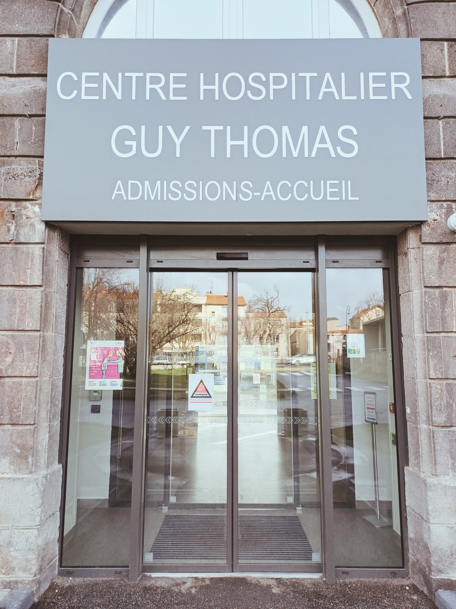 Devanture du Centre Hospitalier Guy Thomas