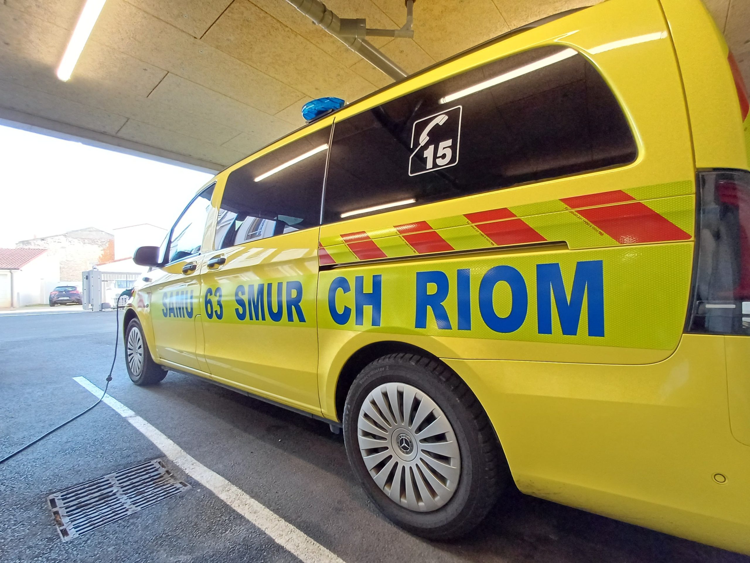 Vehicule et equipe du SMUR